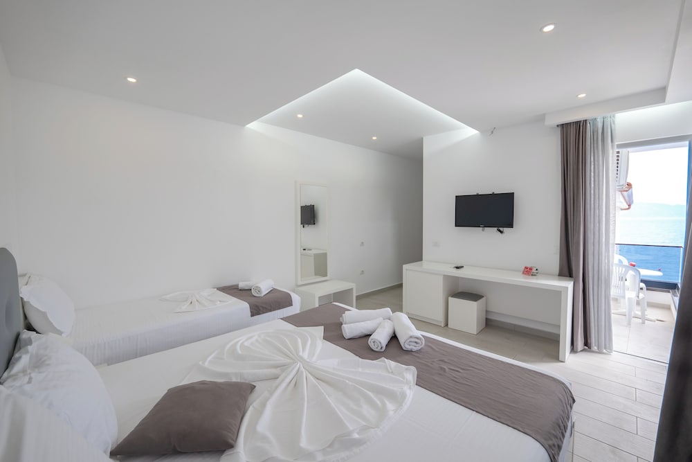 غرفة ثلاثية بسرير مزدوج وسرير فردي بشرفة، Vila Era Beach 5/9
