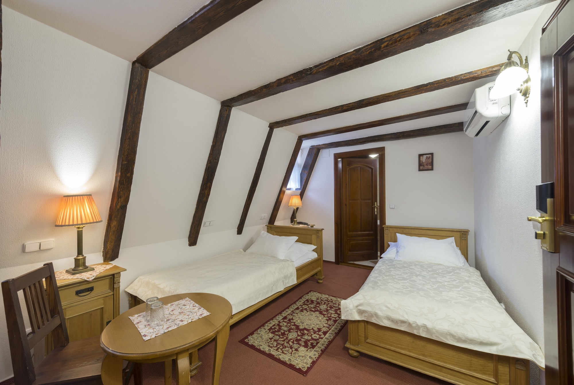ECONOMY, TWIN BEDS