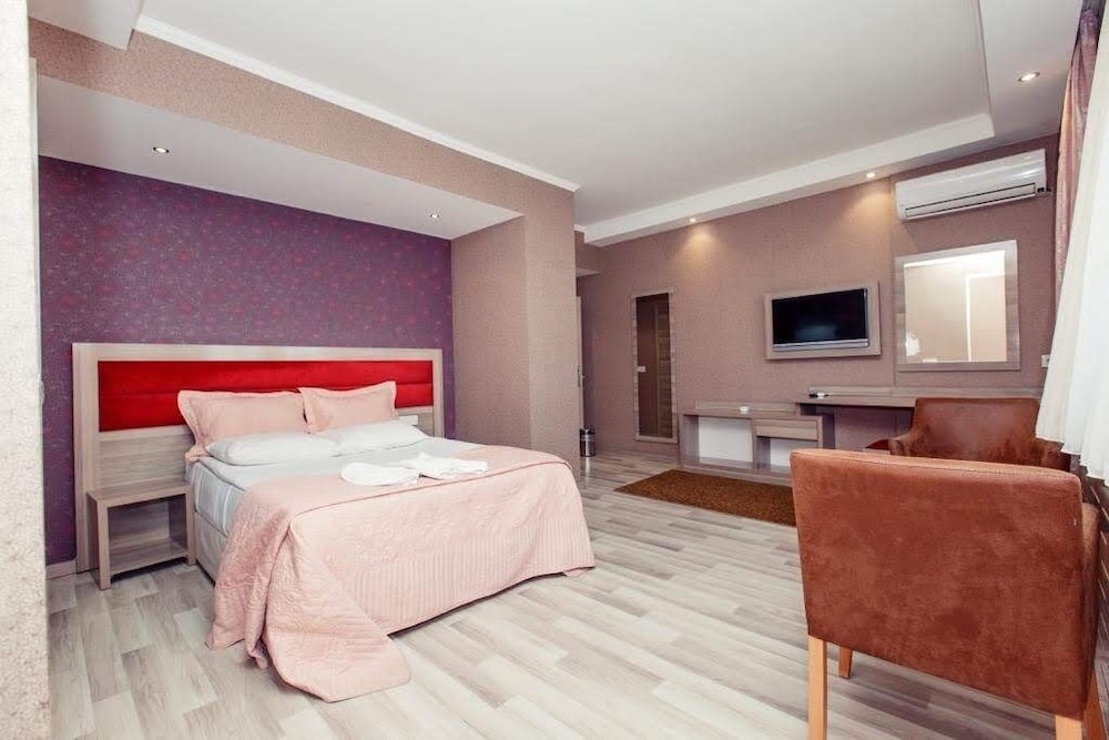 Mora Hotel 4/24