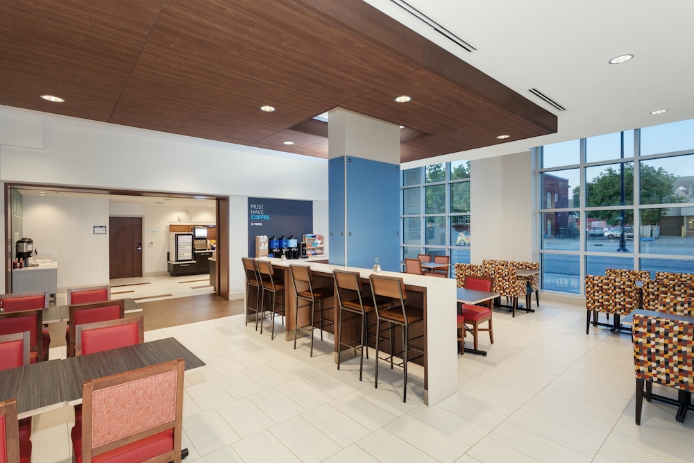 Holiday Inn Express And Suites Ottawa Downtown East 55/78
