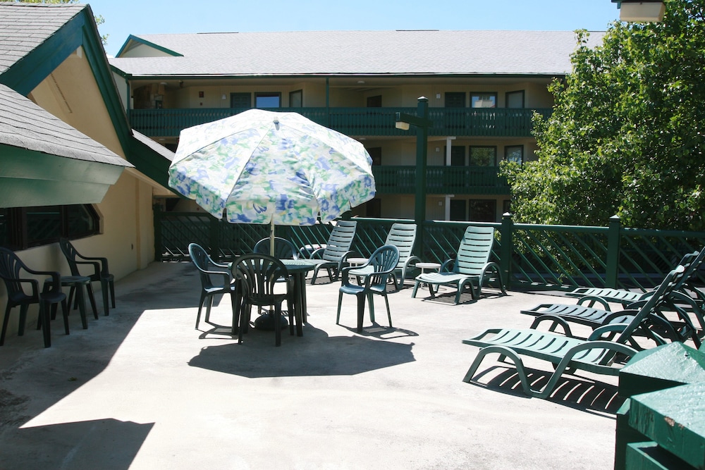 Laurel Point Resort 11/35