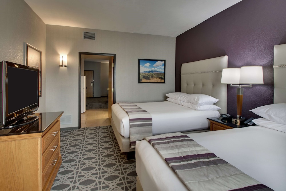 جناح بسريرين كوين بغرفتين مع أريكة بمطبخ في طابق مرتفع، Drury Inn and Suites Albuquerque North 2/6