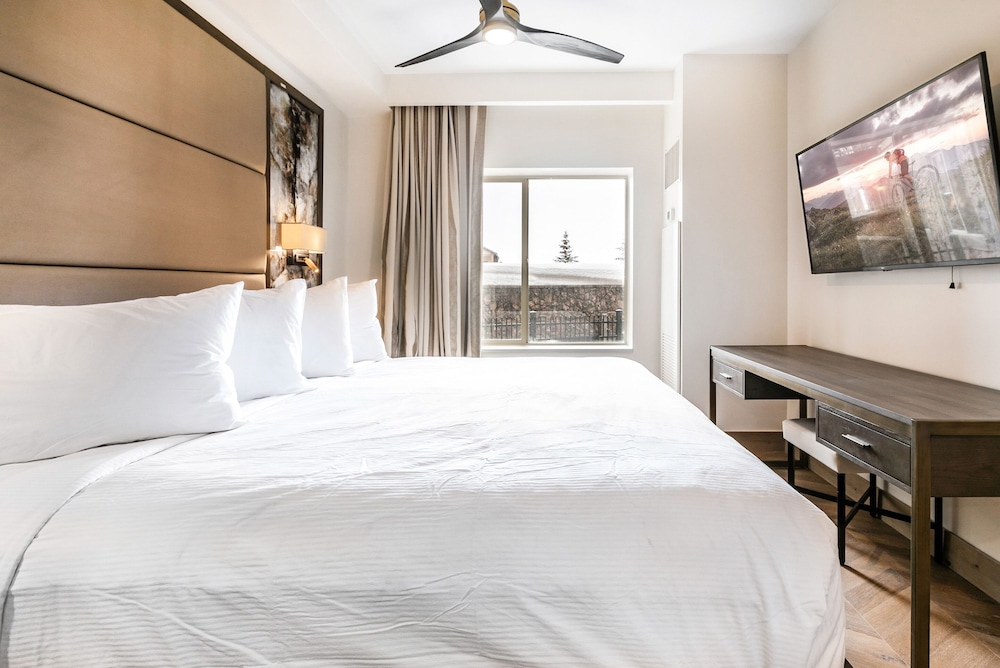 1 BEDROOM, CONDOMINIUM, DELUXE