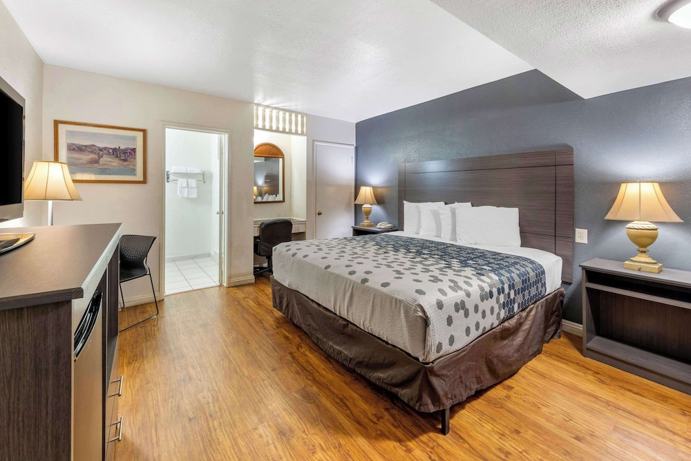 Econo Lodge On Historic Route 66 14/35