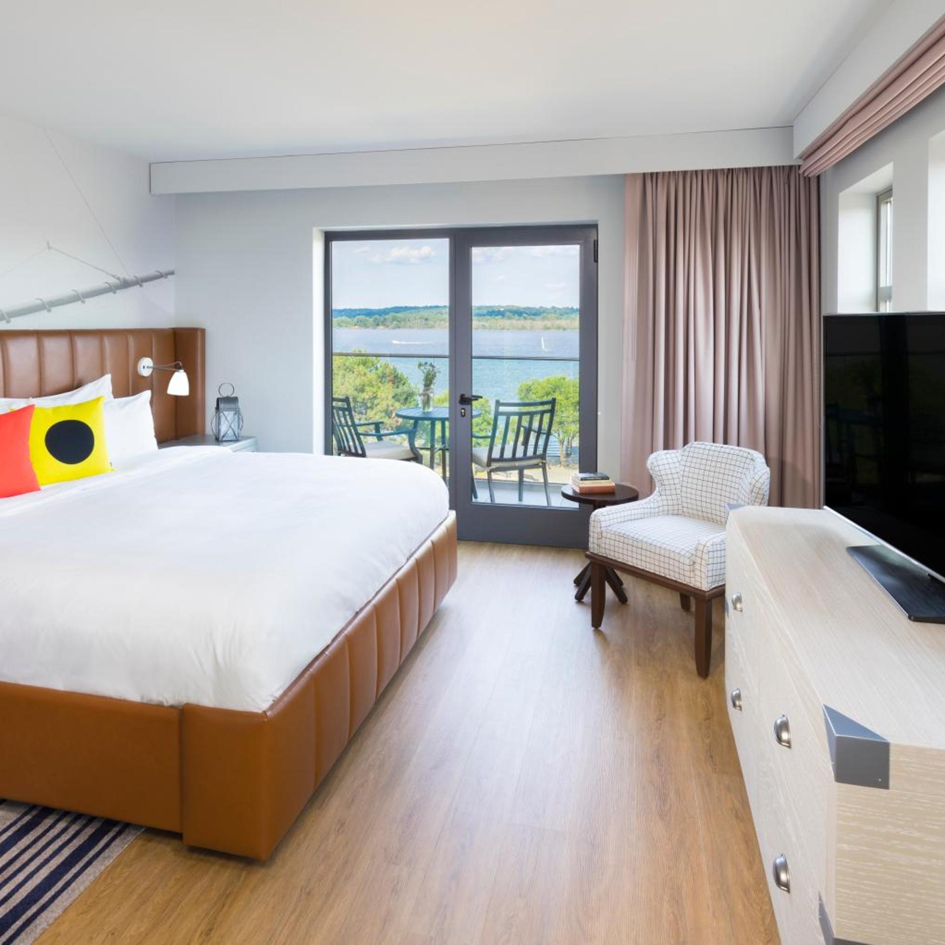 Studio, Suite, King Bed, River View, Balcony, Corner
