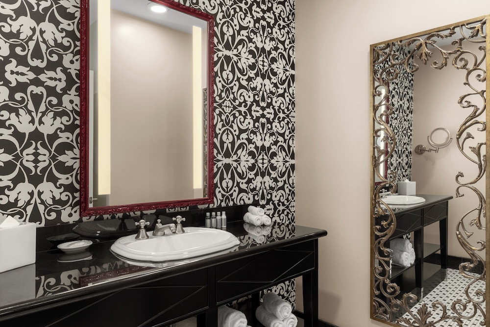 Dauphine Orleans Hotel 59/60