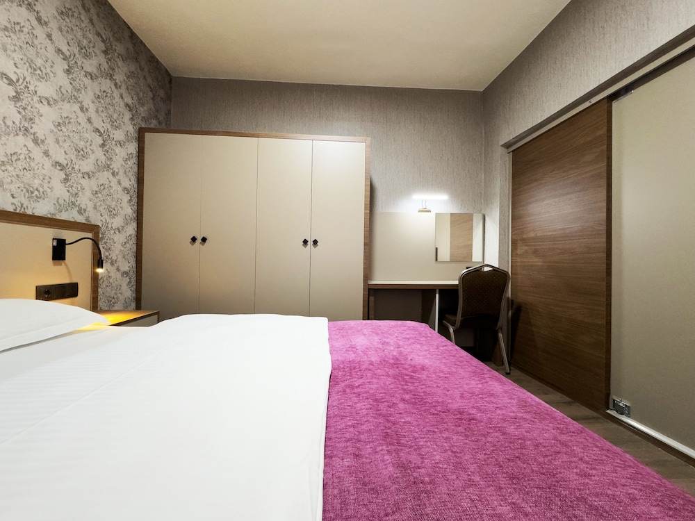 Selcuk Hotel Sems I Tebrizi 37/93