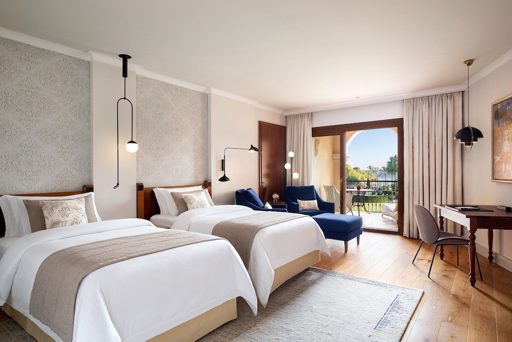 غرفة ديلوكس بسريرين منفصلين بإطلالة على البحر بشرفة، St Regis Mardavall Mallorca Resort 10/10