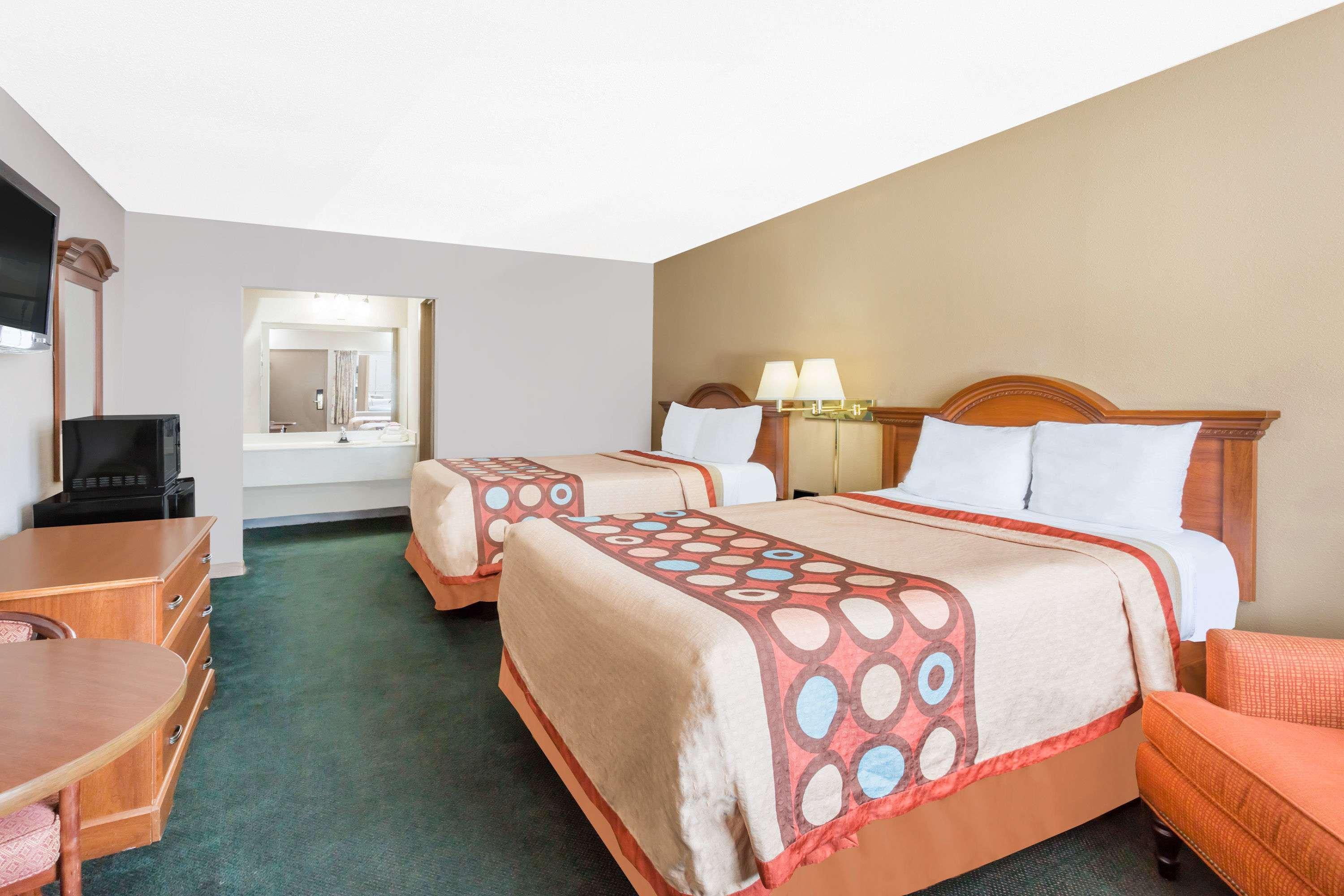 Super 8 By Wyndham Greensboro 13/29