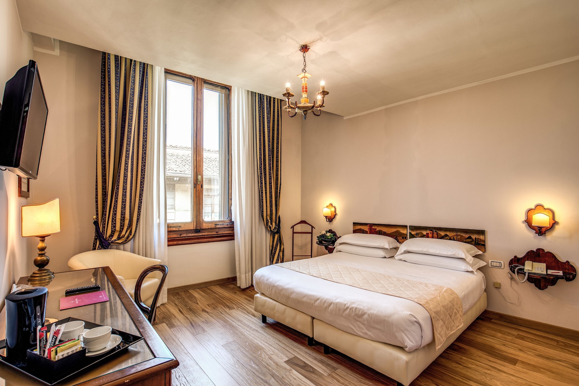 ROOM, DOUBLE OR TWIN BED