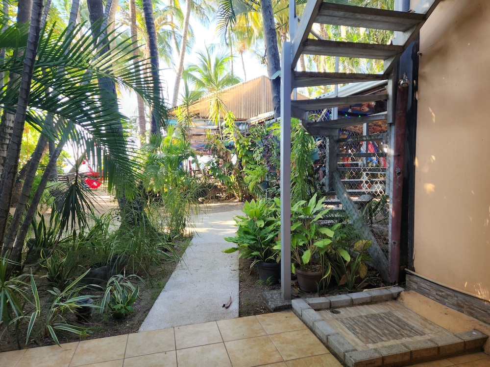 Hotel La Palapa 70/76
