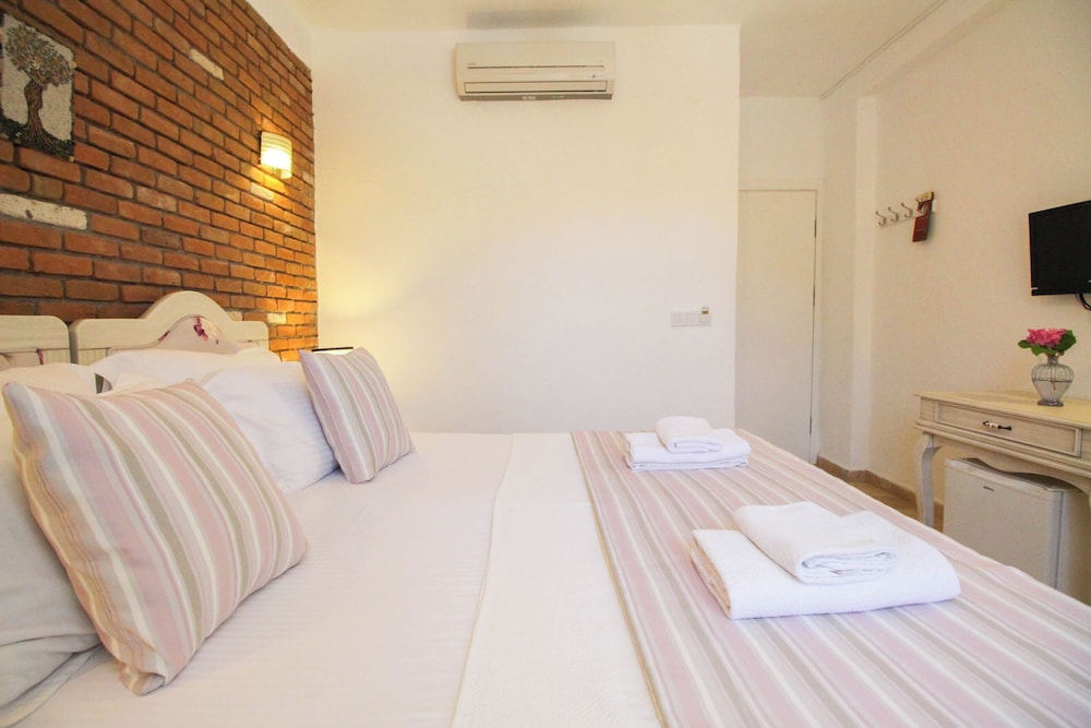 ROOM, DOUBLE OR TWIN BED