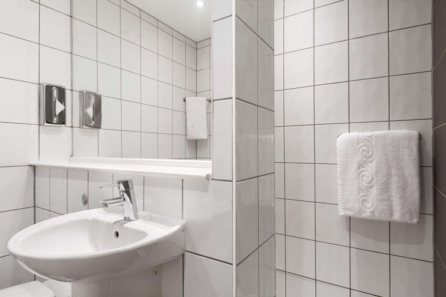 Ramada by Wyndham London Stansted Airport 34/35