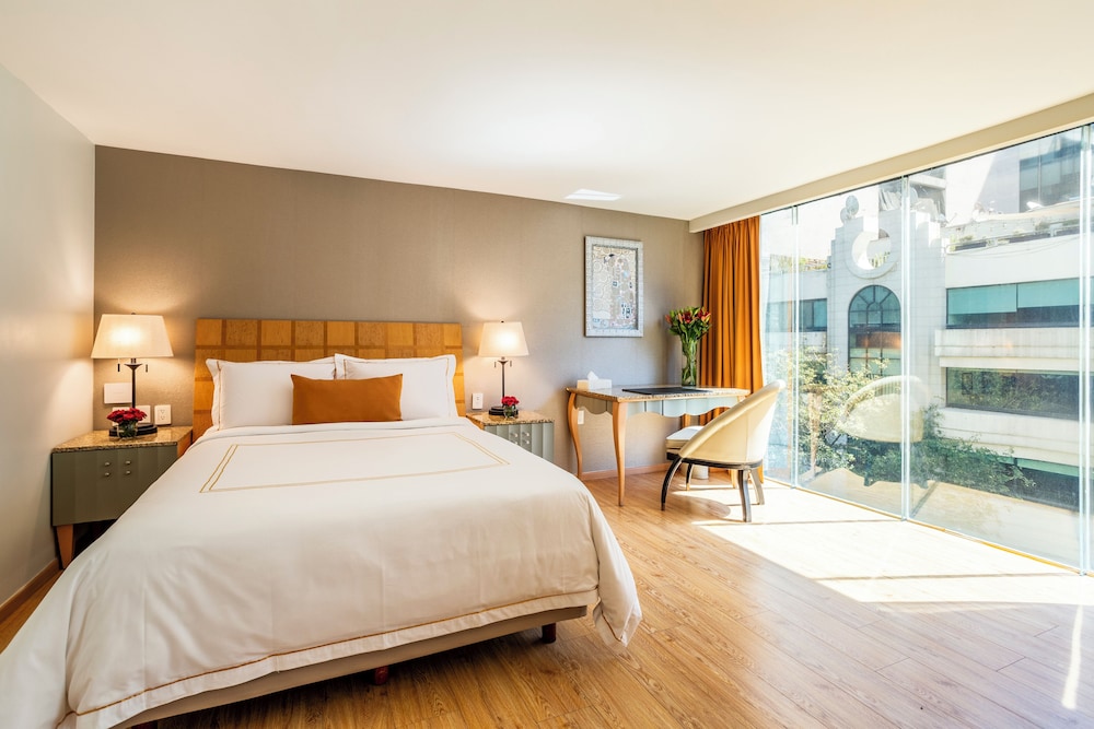 MASTER, SUITE, QUEEN BED, EXTERIOR VIEW