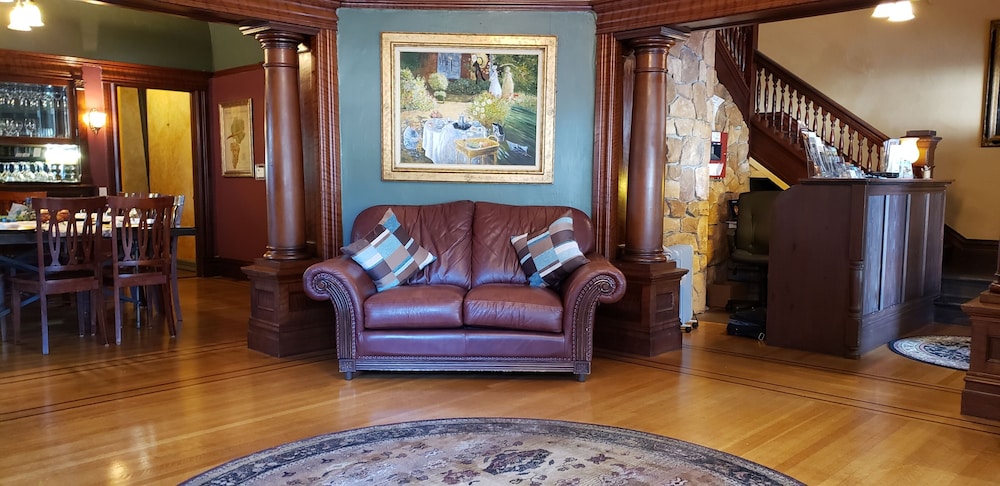 Cabernet House An Old World Inn 29/50