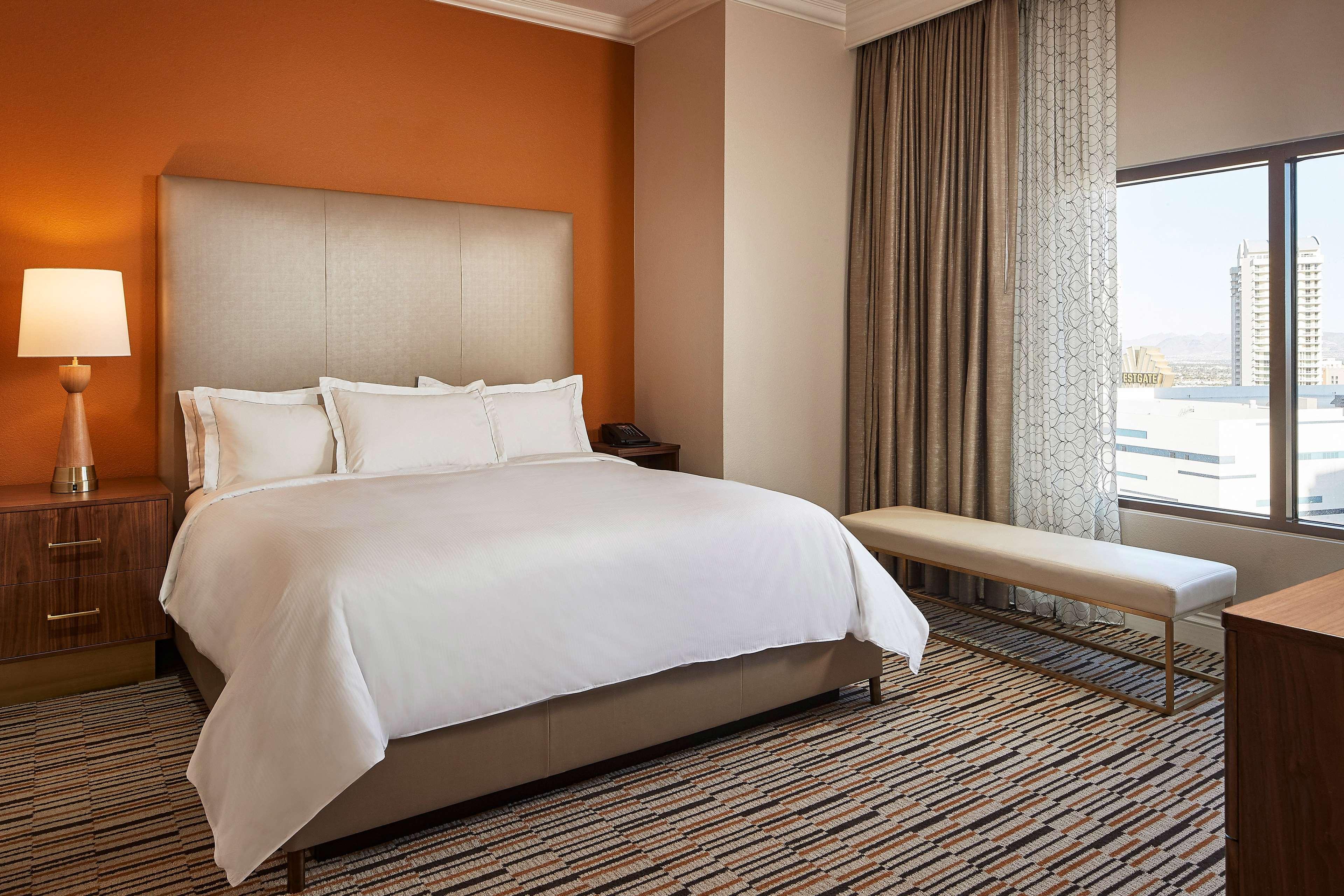 2 BEDROOMS, SUITE, 2 KING BEDS, SOFA