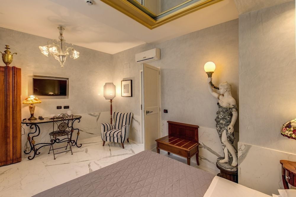 Aurelius Art Gallery Hotel 35/54