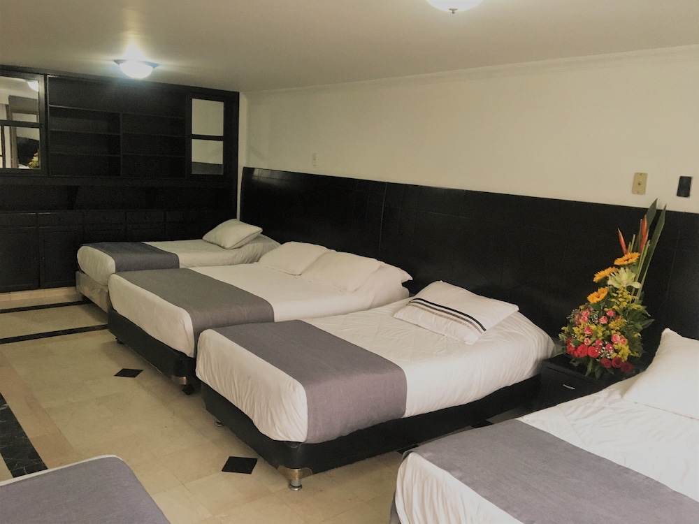 Hotel Ejecutivo Av La Esperanza 7/18