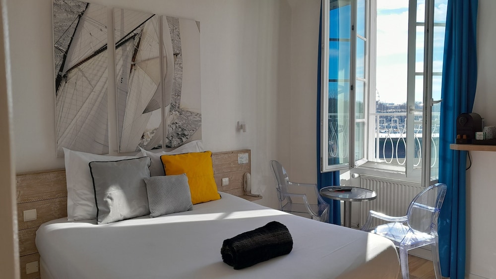 Hotel La Marine 9/45