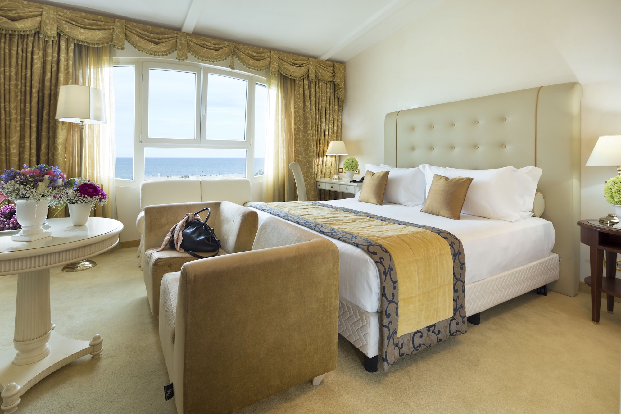 SUITE, QUEEN BED, SEA VIEW, JETTED TUB