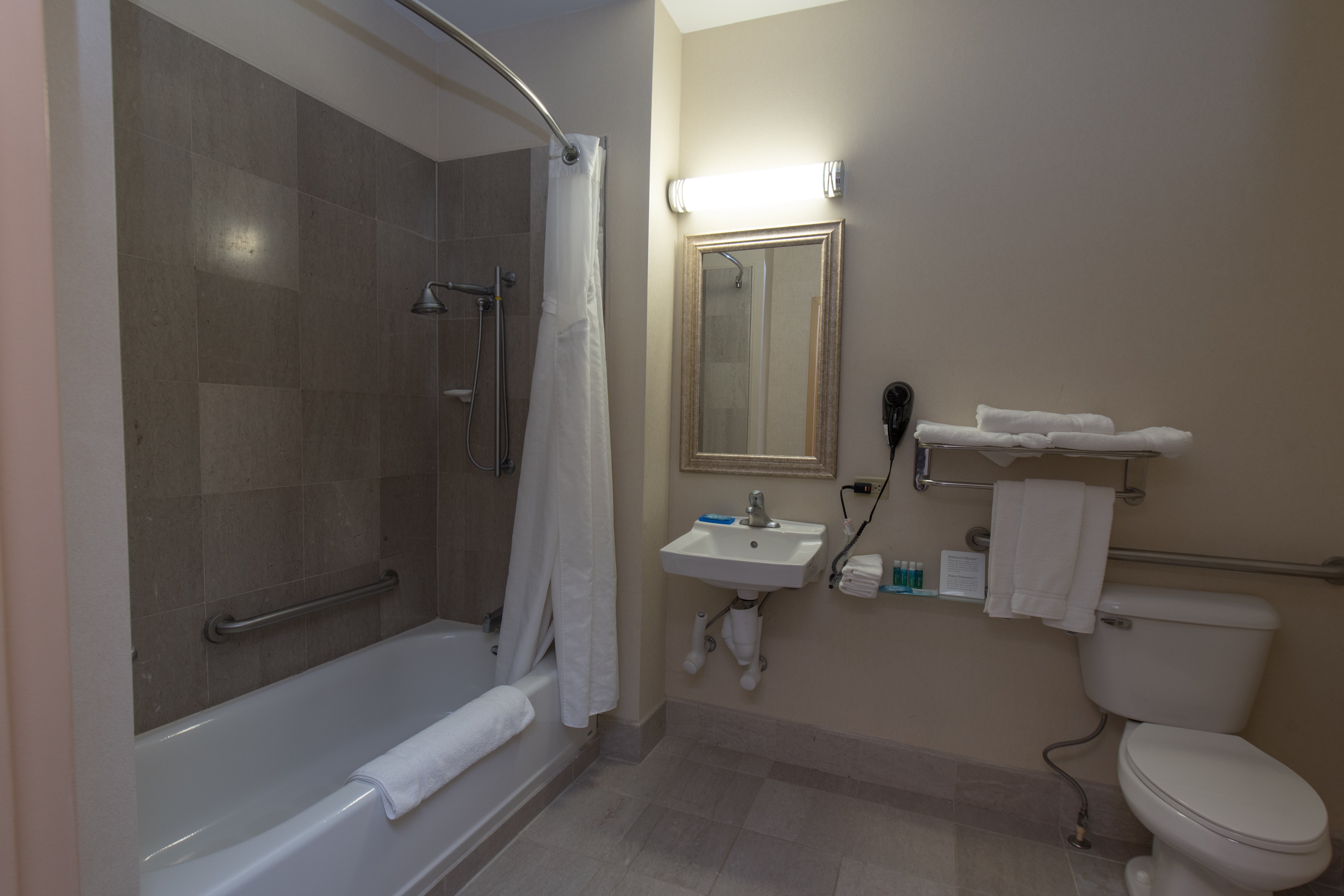 Holiday Inn Express & Suites North East (Erie I-90 Exit 41) 60/60