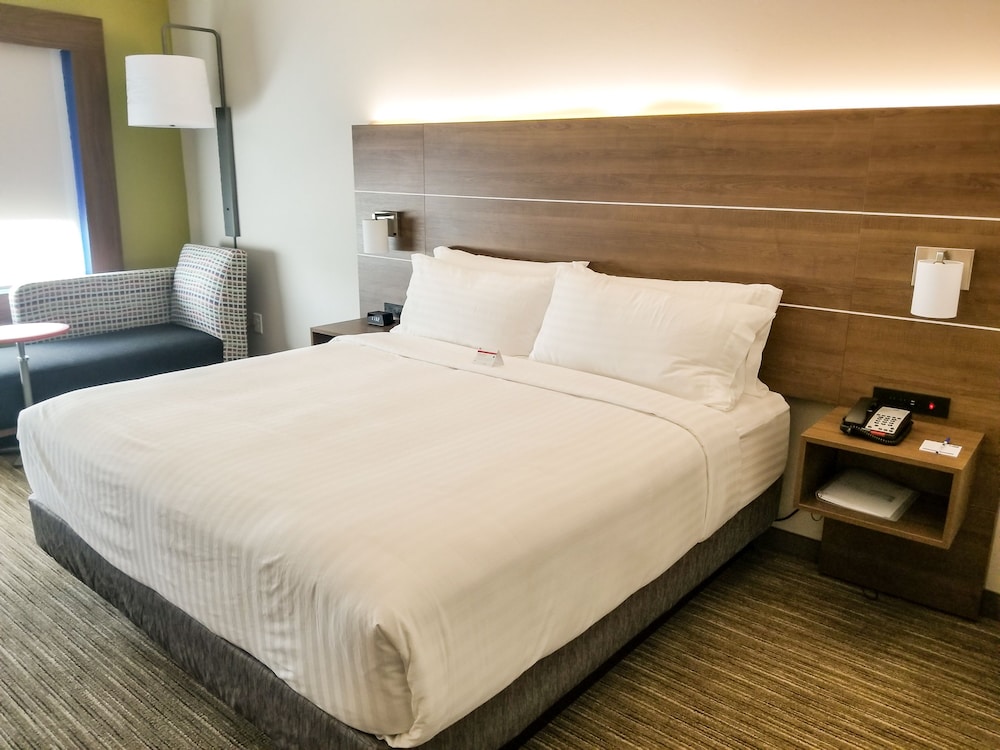 Holiday Inn Express Suites Charlotte Ne University Area 13/40
