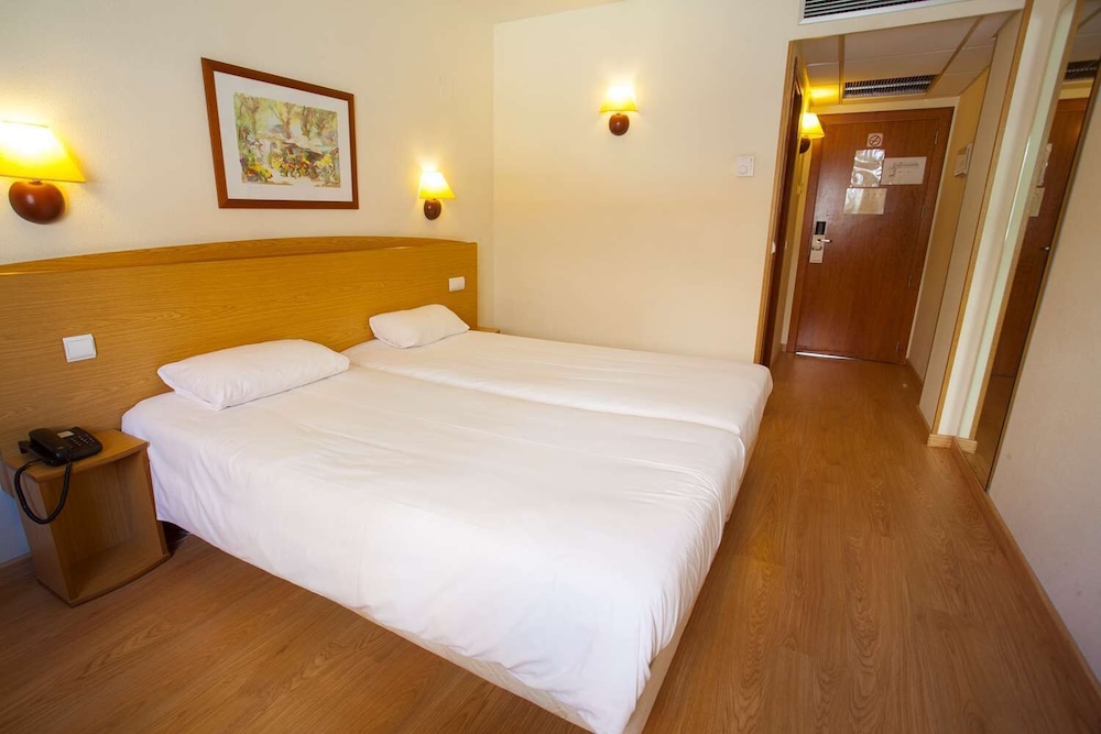 Room, Single, Twin Beds