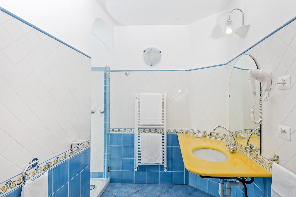 غرفة غراند بسرير مزدوج وسرير فردي بإطلالة جزئية على البحر، Hotel Vittoria Positano 3/4