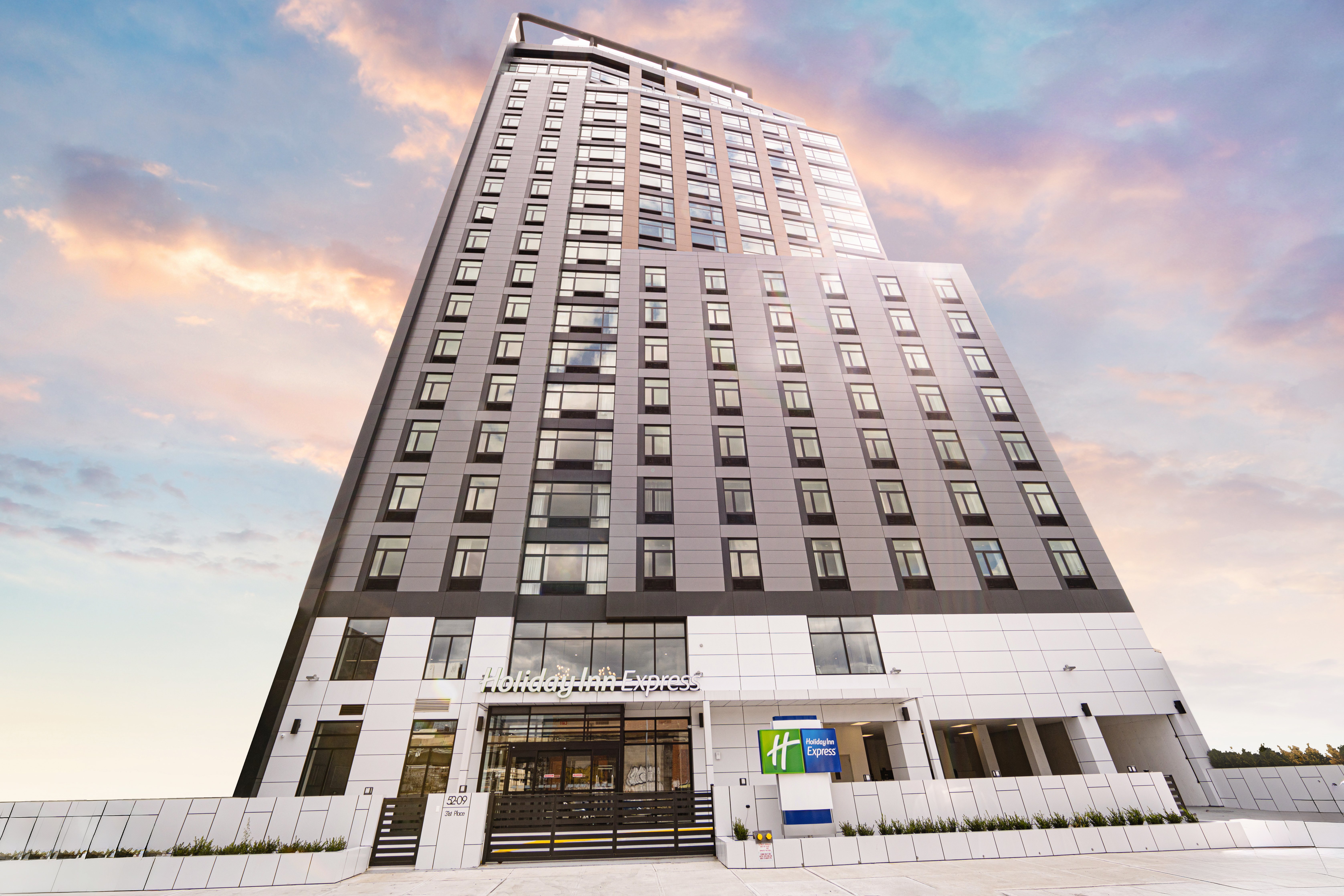 Holiday Inn Express Long Island City E New York, an IHG Hotel 2/48