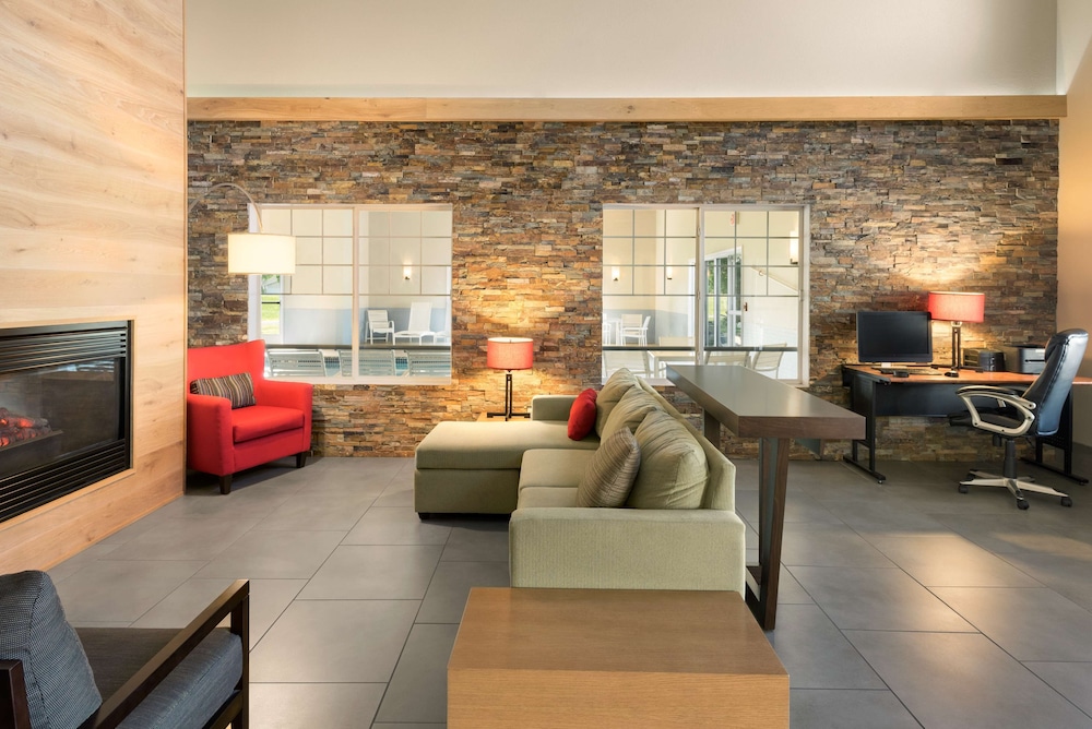 Country Inn & Suites by Radisson, Chippewa Falls, WI 16/25
