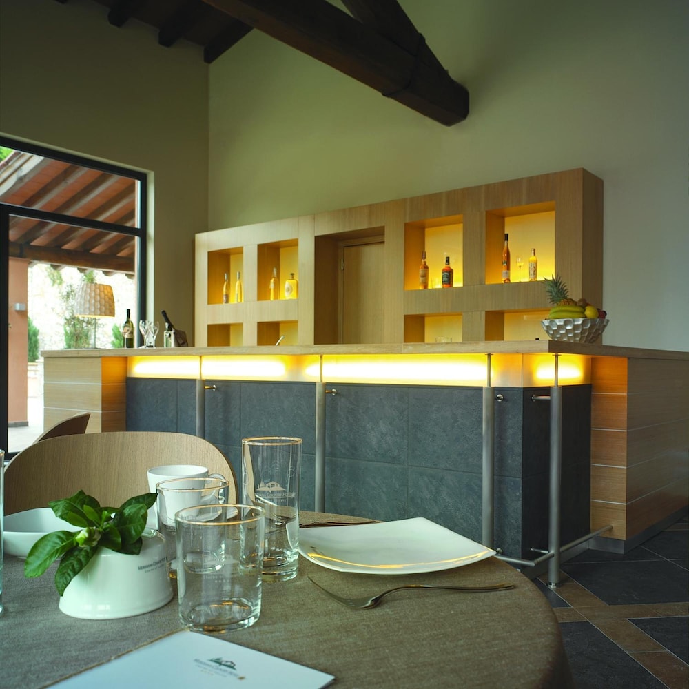 MERIDIANA COUNTRY HOTEL 40/41