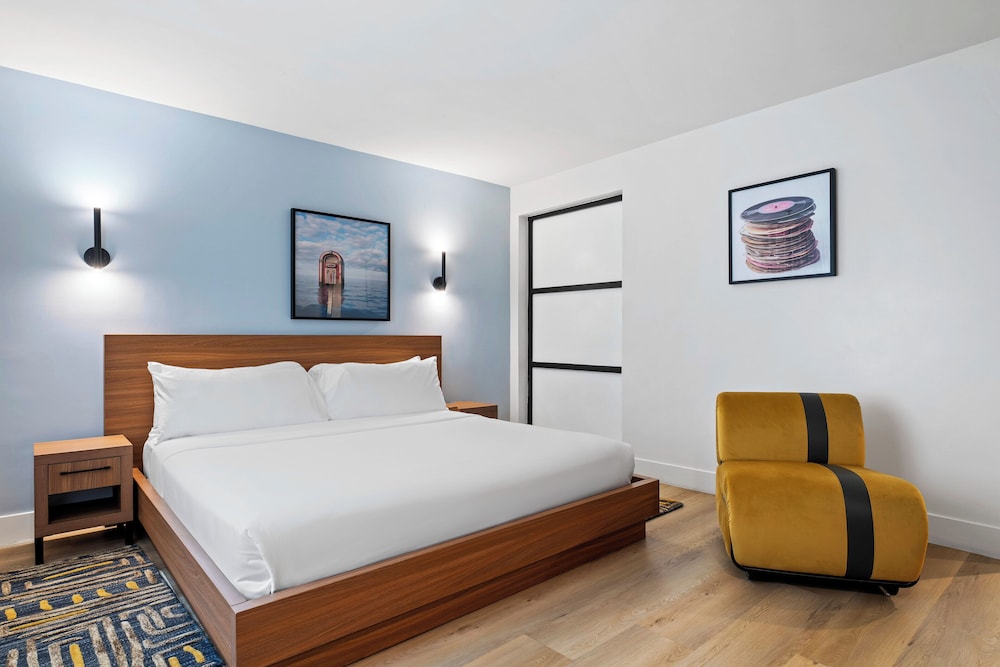 Deluxe, King Bed, Peloton, Accessible