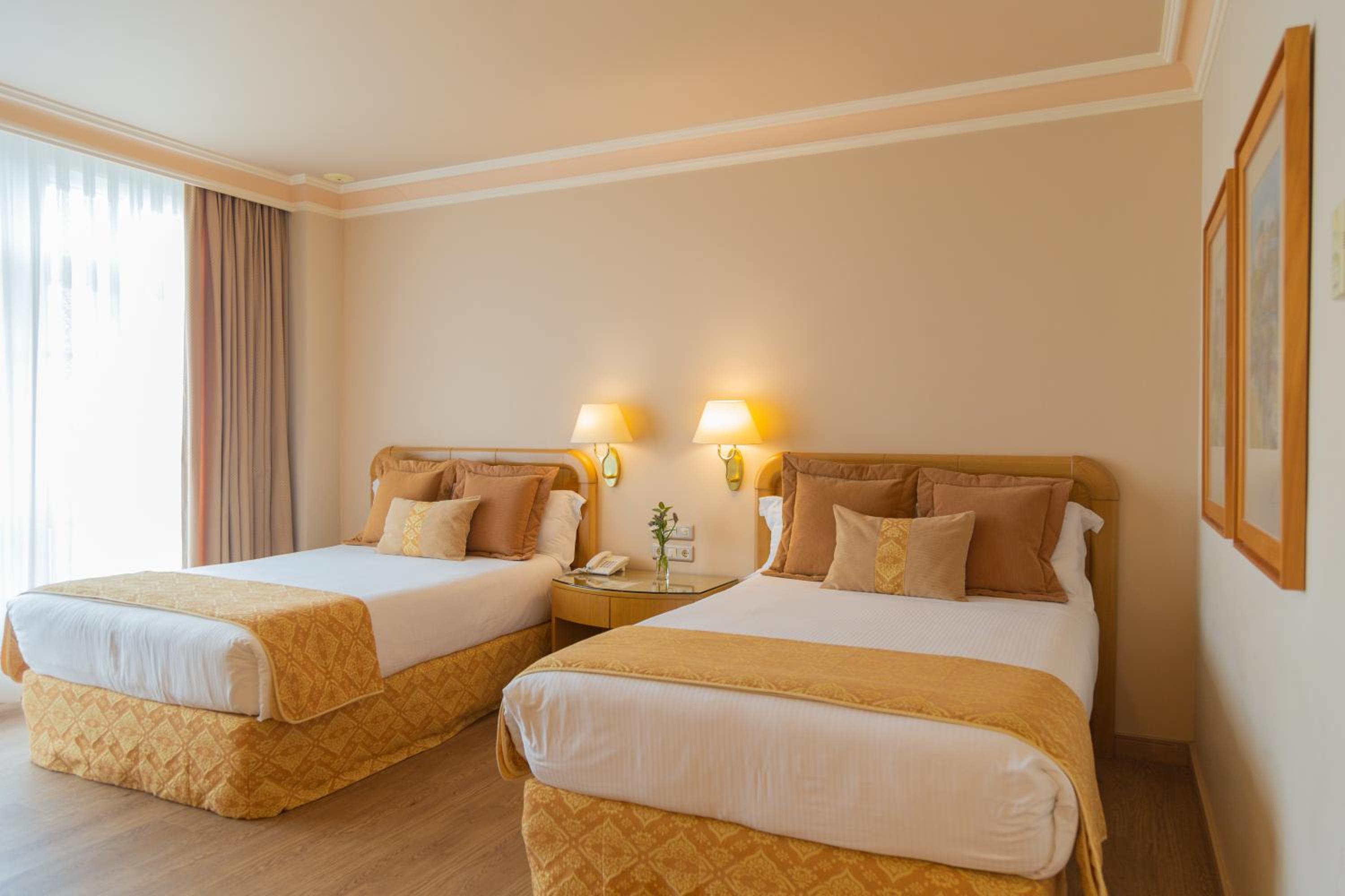 ROOM, DOUBLE OR TWIN BED
