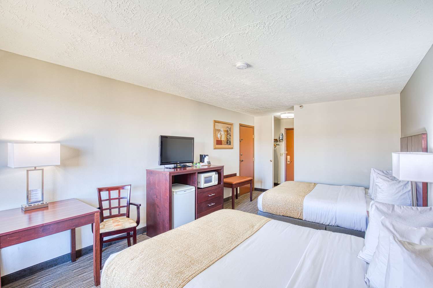 Room, 2 Queen Beds, Pool View