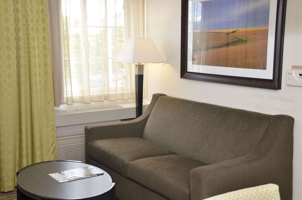 Sonesta Simply Suites Detroit Warren 24/35