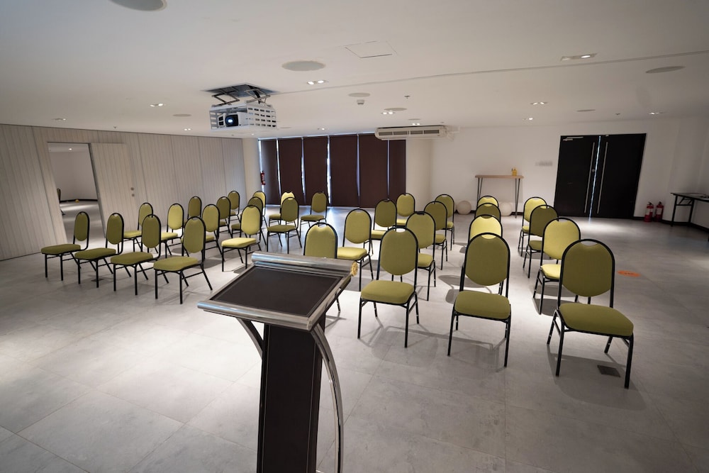 Hue Hotels Resorts Boracay 61/67