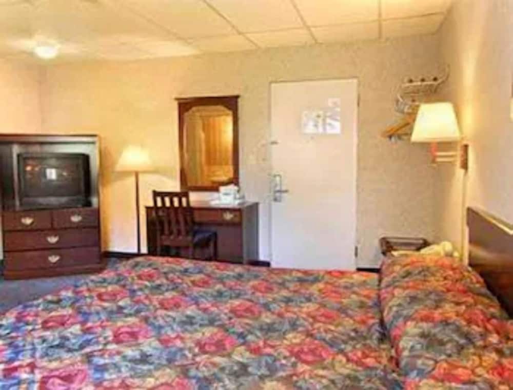 Travelodge by Wyndham Cleveland Lakewood 8/28