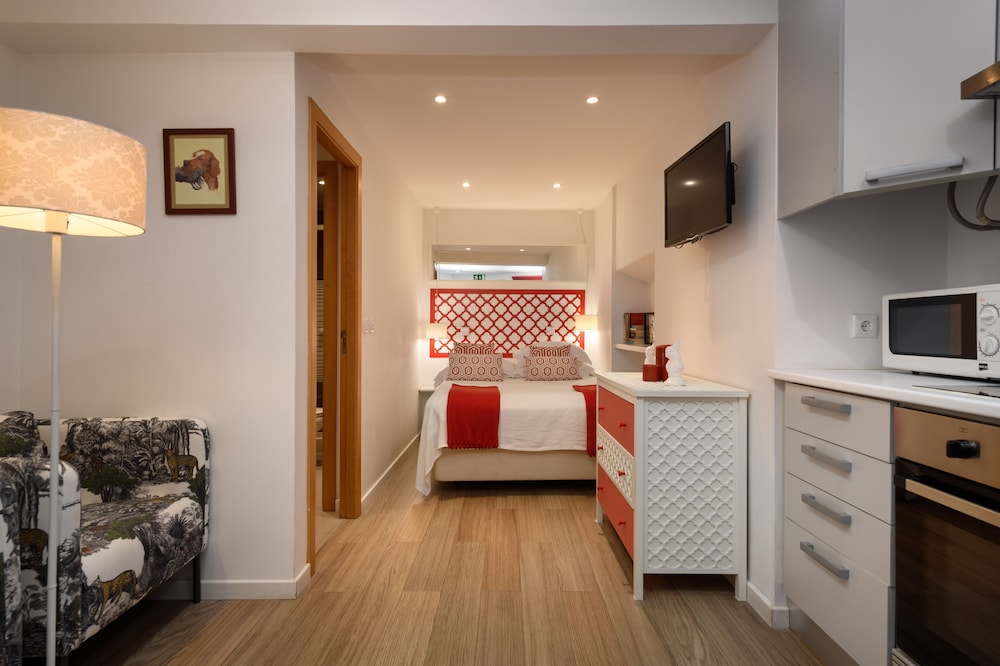 Alfama Yellow House 26/75