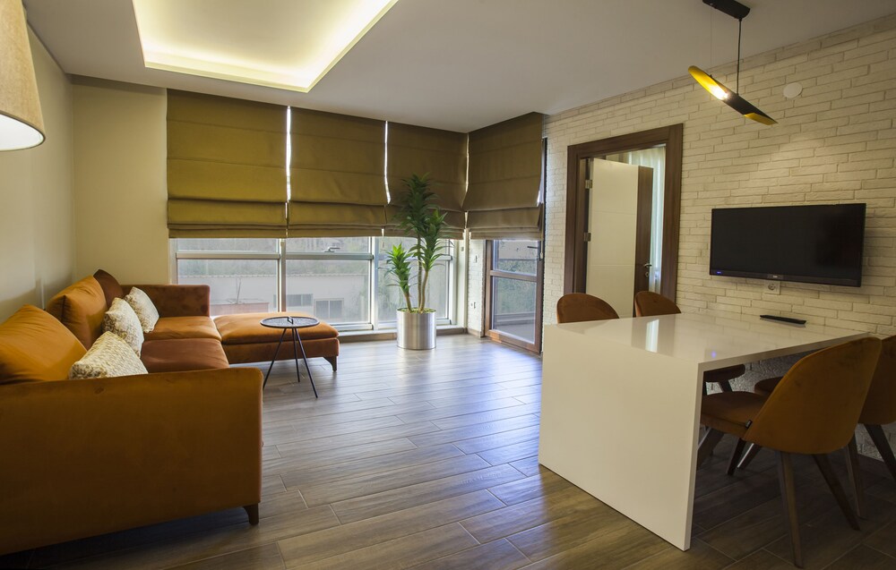Maxuite Hotel In Home 24/37
