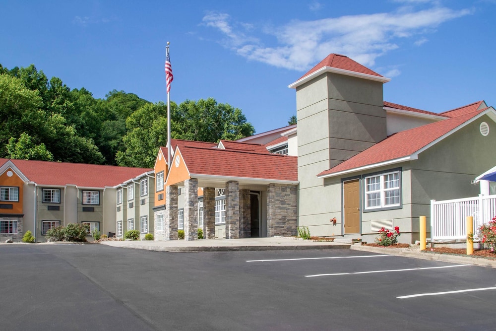 Quality Inn & Suites Maggie Valley - Cherokee Area 53/59