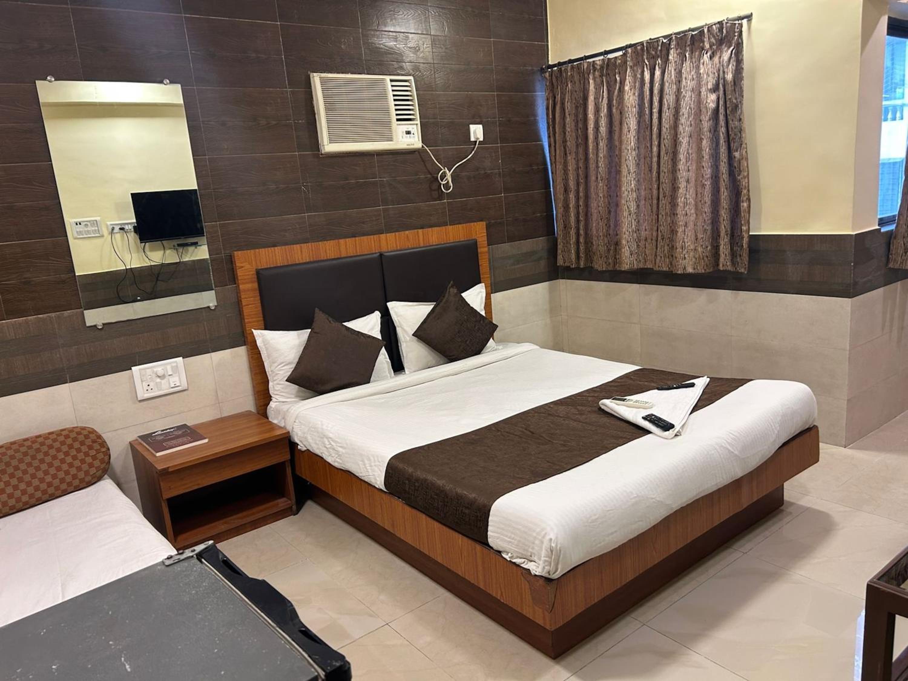 Lucky Hotels And Restaurants Bandra