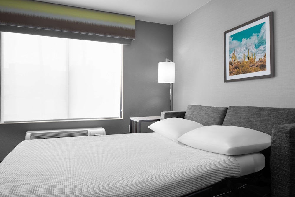 Hampton Inn Phoenix Biltmore 16/43