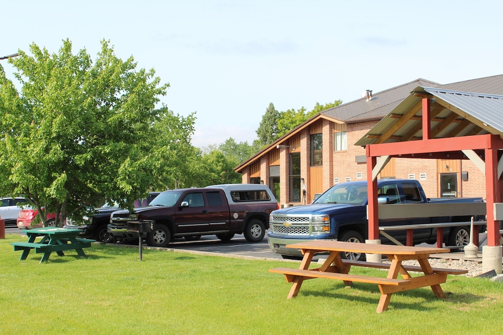 American Inn and Suites Ionia 35/47