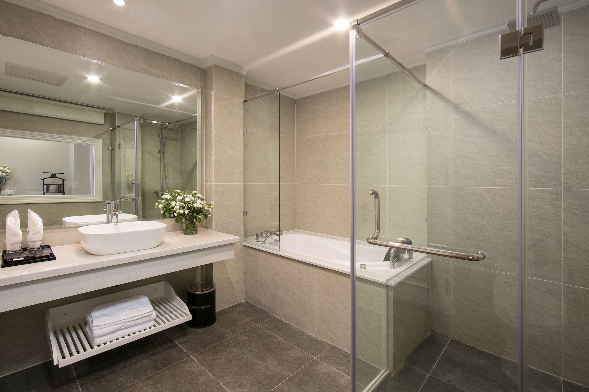 جناح فاخر بسرير كينج، Flora Centre Hotel & Spa 4/4