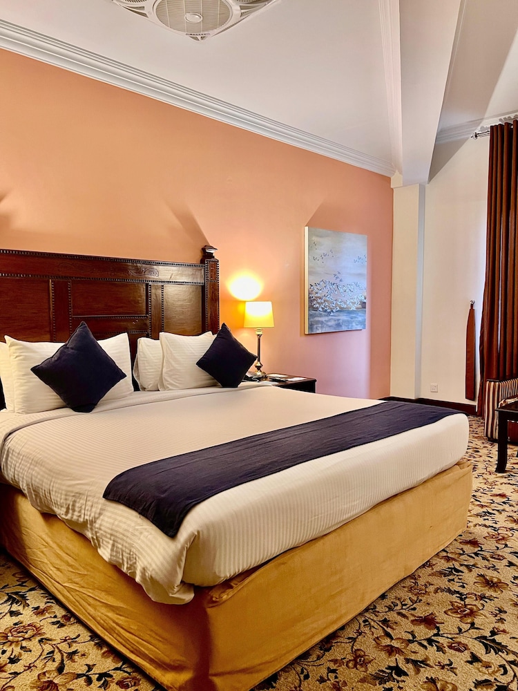 EXECUTIVE ROOM