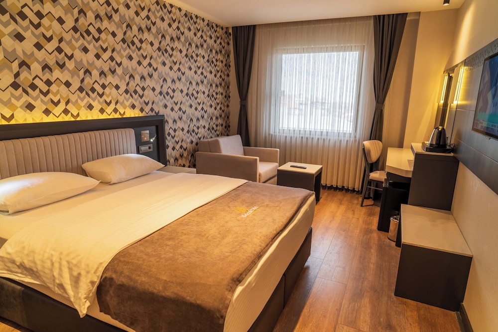 Standard, Queen Bed