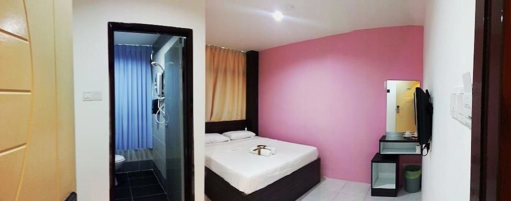 Capital O 90714 Hotel Checkedinn 18/38