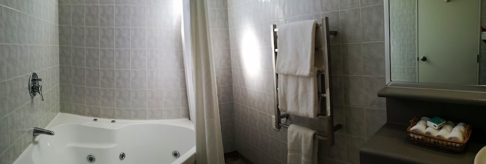 Pacific Motor Inn 62/63