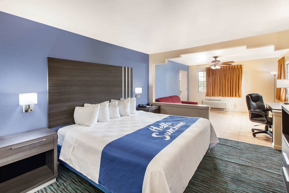 Days Inn & Suites by Wyndham Braunig Lake 4/22