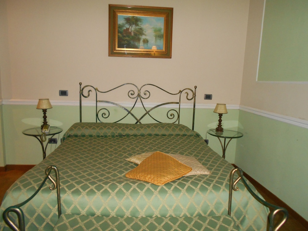 PREMIUM, DOUBLE BED, COURTYARD VIEW